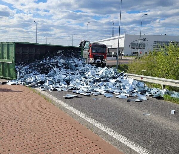 Ciężarówka przewrócona na drodze w Białężycach