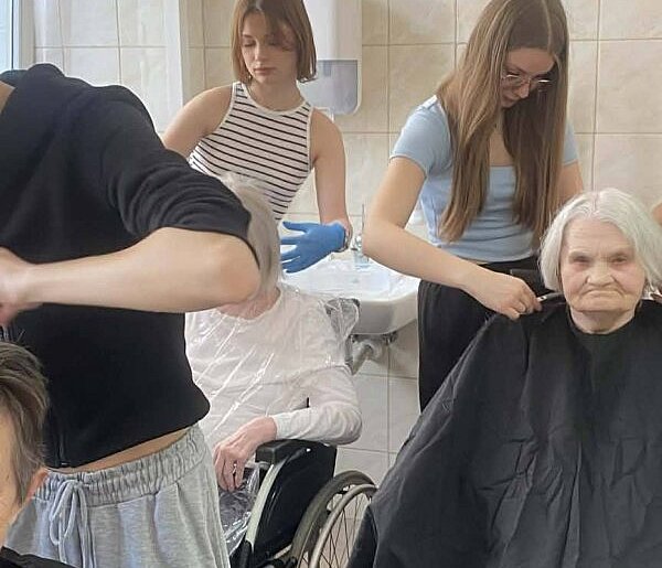 Młode fryzjerki sprawiły radość schorowanym pacjentom