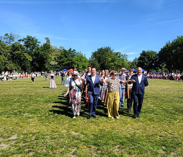 Polonez połączył pokolenia. Kolorowo i tanecznie przy Wrzosowej