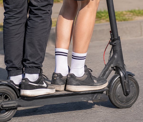 Grupowa podróż hulajnogami przerwana przez policję