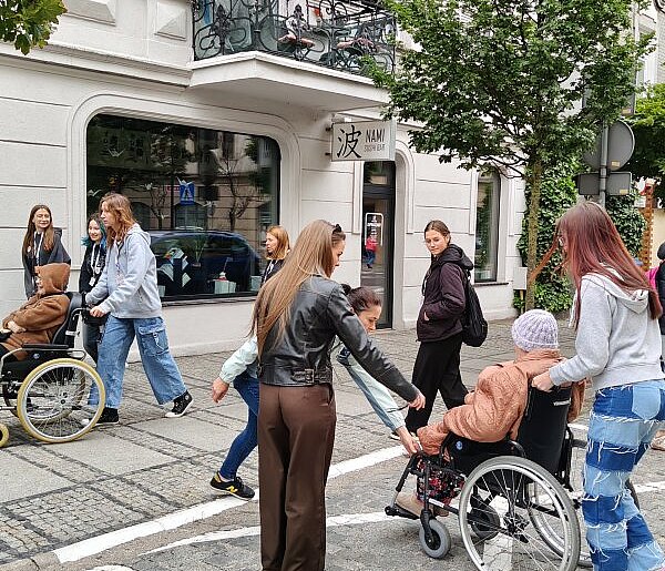Razem na spacer. Wolontariusze wsparli mieszkańców DPS