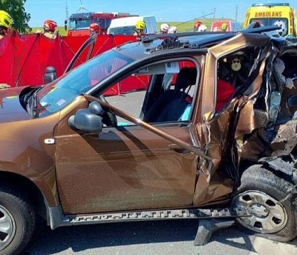REGION: Śmierć na drodze. Bus uderzył w stojącą osobówkę