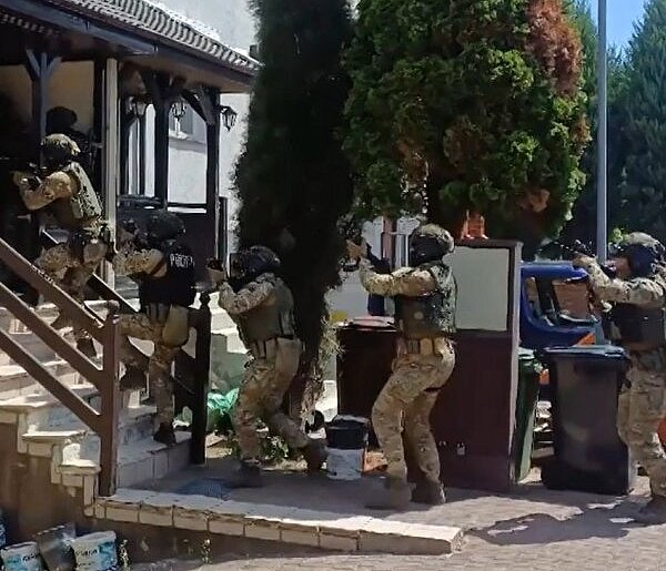 REGION: Strzały w zamek i szturm do domu. Gang oszustów rozbity (WIDEO)
