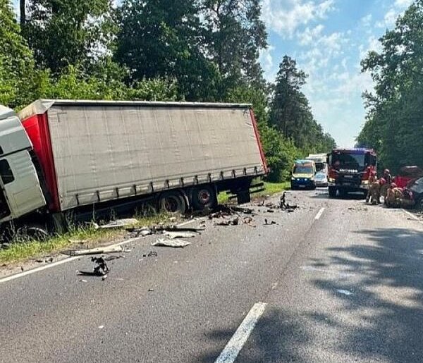 REGION: BMW zderzyło się z ciężarówką. Kierowca nie żyje