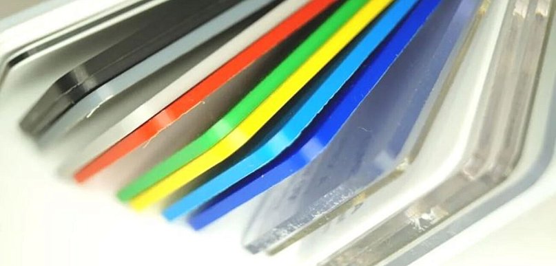 Tworzywa sztuczne w reklamie wizualnej