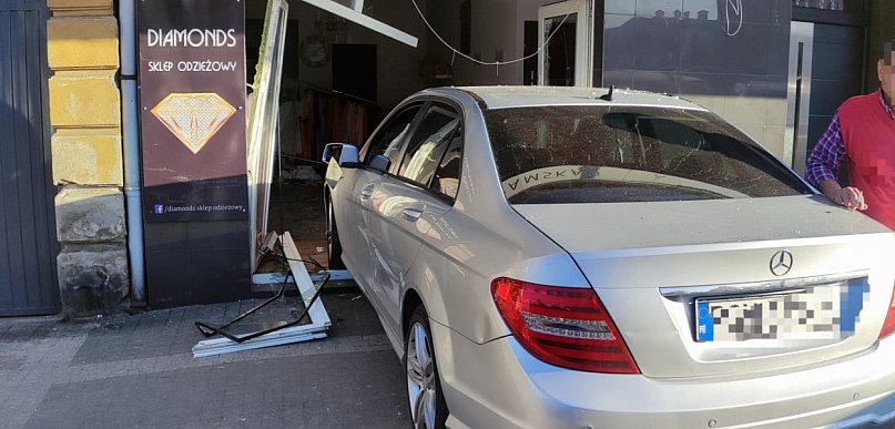 Samochód wjechał w witrynę sklepu! [FOTO]