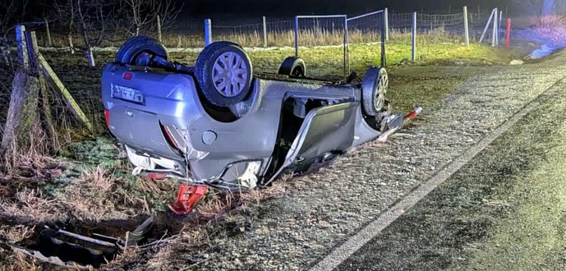 Suzuki wypadło z drogi. Jedna osoba poszkodowana [FOTO]