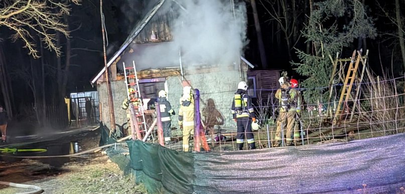 Pożar domu w Ciemierowie. Działania strażaków utrudniał silny mróz