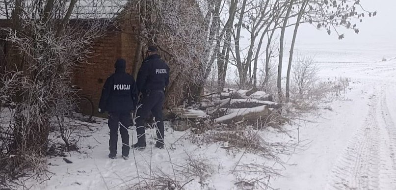 Mróz zabija. Nocna akcja policji uratowała bezdomnego z samochodu