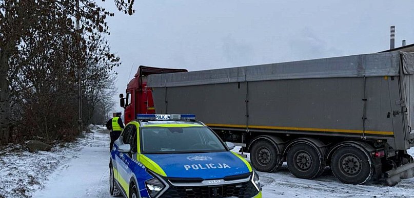 Bryły lodu spadły z naczepy i uderzyły w inny pojazd