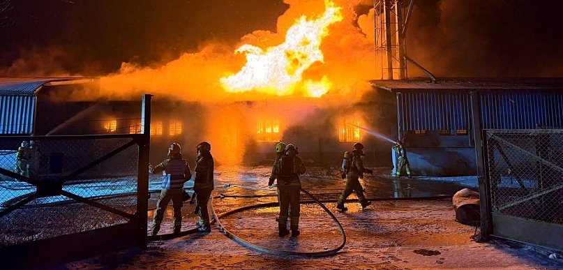 Płonęła hala pełna zboża. Dach runął, wsie bez wody