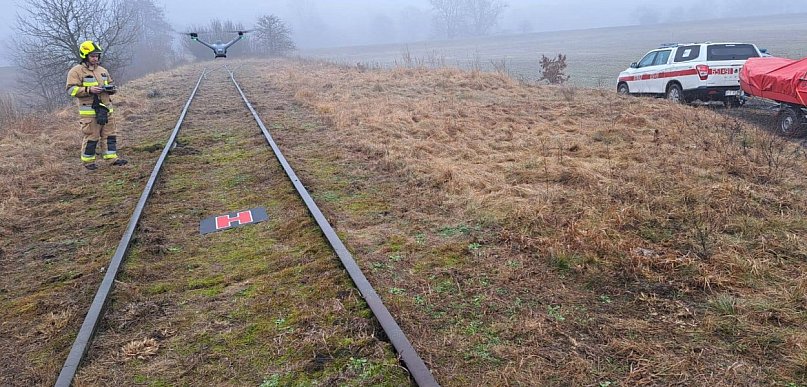 Pozostawiono rzeczy przy stawie. Wszczęto alarm [FOTO]
