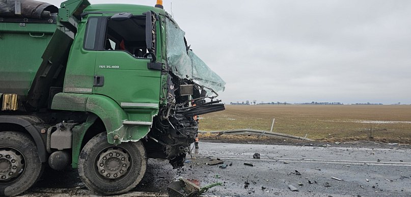 Zderzenie ciężarówek na krajowej „15”. Jedna wypadła w pole