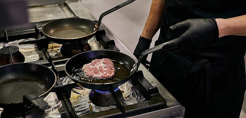 Wydajność obróbki termicznej: Jak piece konwekcyjno-parowe wpływają na mniejszy ub