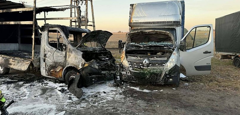 Ogień przerzucił się na stojący obok drugi samochód [FOTO]