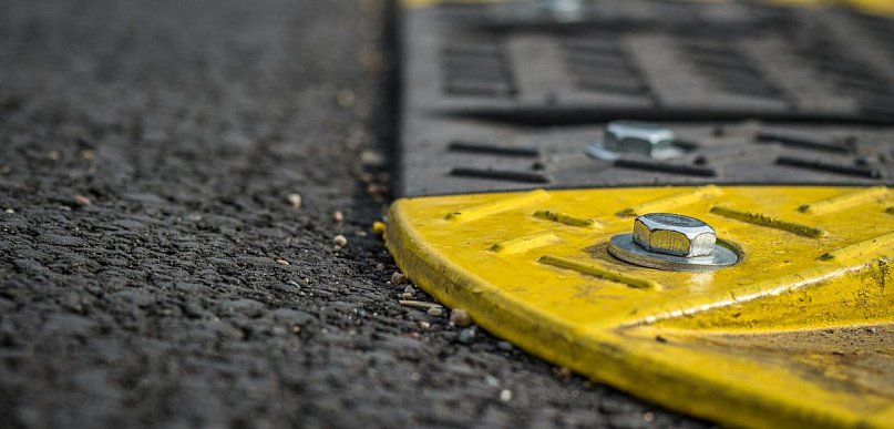 Progi zwalniające i progi wyspowe we Wrześni. Jak skutecznie uspokoić ruch na osie