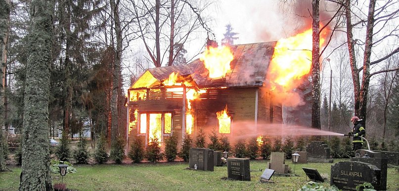 Czy po pożarze można zostać w mieszkaniu? Zagrożenia, których nie widać