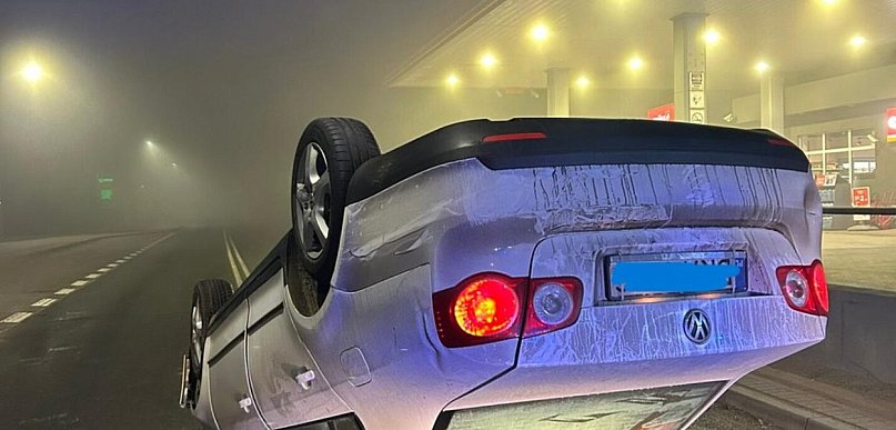 Dachowanie samochodu na ul. Działkowców we Wrześni