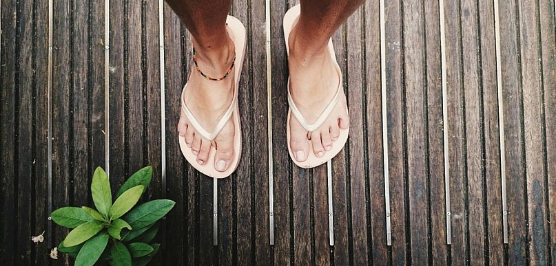 Jak wybrać wygodne klapki ogrodowe, które sprawdzą się także w domu i latem?