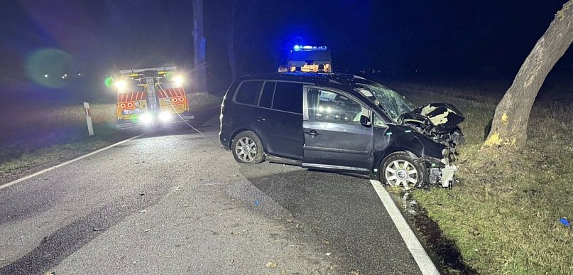 REGION: Rodzina w aucie, uderzenie w drzewo. Zginął mężczyzna