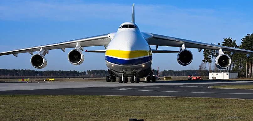 Gigant na lotnisku w Powidzu. Antonov An-124 w akcji (FOTO)