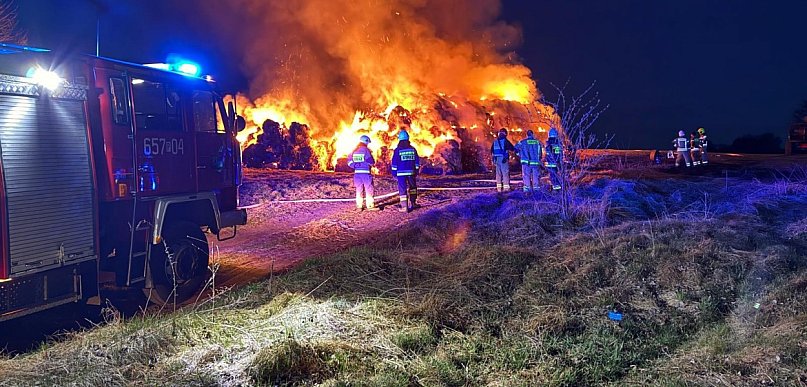 Pożar stogu w Sokolnikach. Czy to było podpalenie? [FOTO]