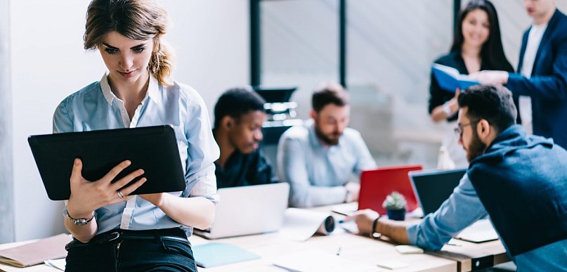 Jak wybrać najlepszy faktoring dla firmy – kompleksowy przewodnik