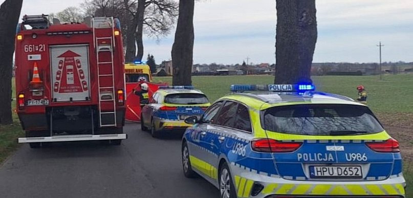 REGION: Śmierć na drodze. Auto roztrzaskało się o drzewo