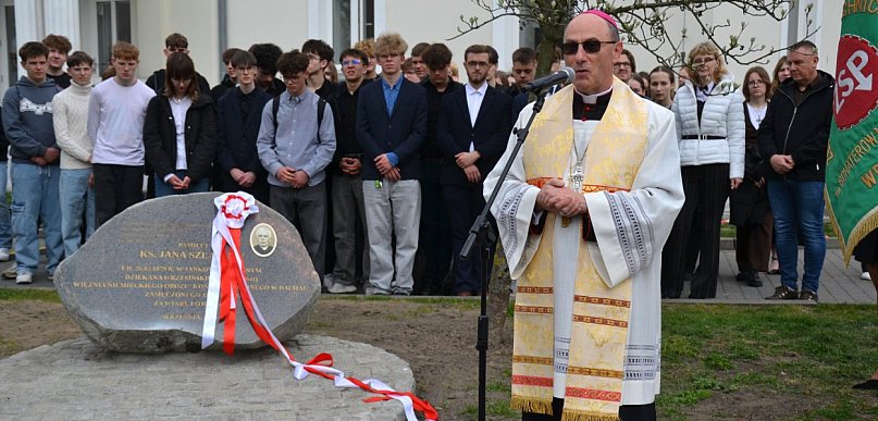 Filmy, książka i pomnik. Września upamiętniła ks. Szlachtę (FOTO)