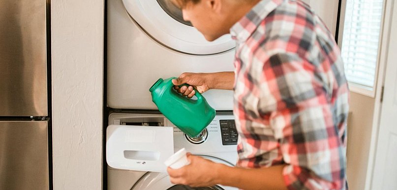 Płyn do płukania – jak wybrać i stosować, by ubrania były miękkie i świeże?