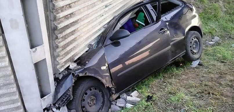 REGION: Auto wbiło się w beton. 35-latek zginął na miejscu