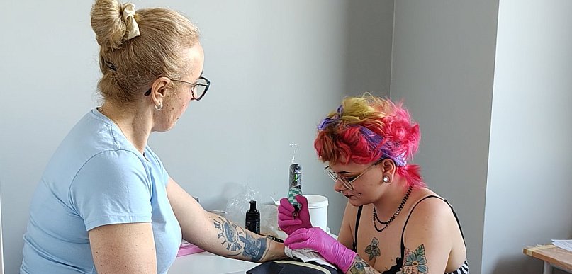 Mały tatuaż, wielka pomoc – wyjątkowa inicjatywa we Wrześni