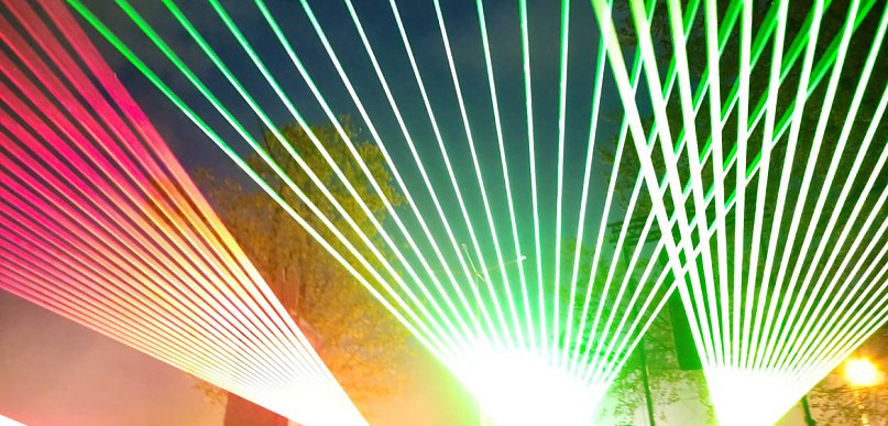 Pokaz laserowy na oficjalne otwarcie skweru przy Harcerskiej