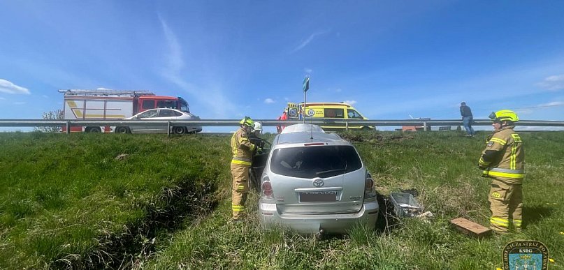 Unikając zderzenia z ciężarówką, dachował samochodem