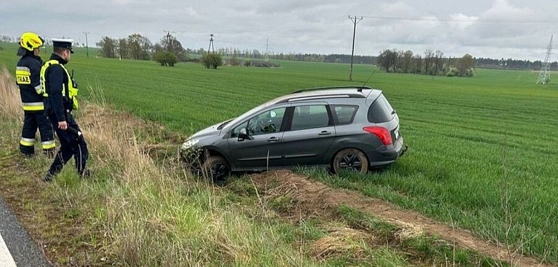 REGION: Dachował kradzionym autem. Pijany i bez prawa jazdy