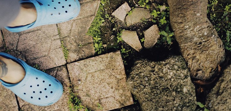 Chodaki gumowe damskie i klapki piankowe – jakie obuwie wybrać, by połączyć wygodę