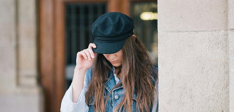 Torby z frędzlami – jak nosić je stylowo i dodać lekkości każdej stylizacji?