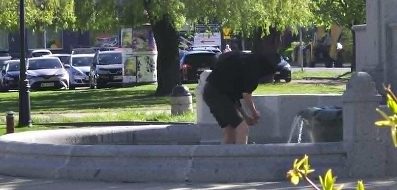 Szukał skarbów czy mył nogi? Zrobił „to” przy Pomniku Wolności