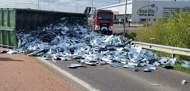 Ciężarówka przewrócona na drodze w Białężycach