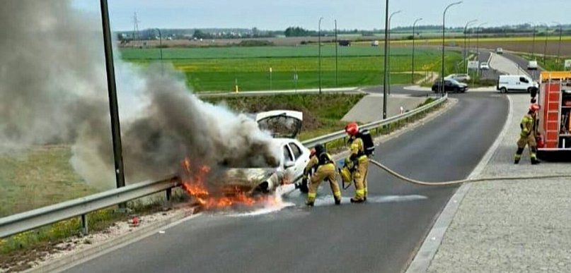 Pożar samochodu na obwodnicy Wrześni [FOTO]