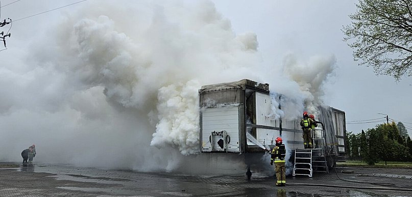 REGION: Pożar magazynu energii. Trudna akcja trwa od rana (FOTO)