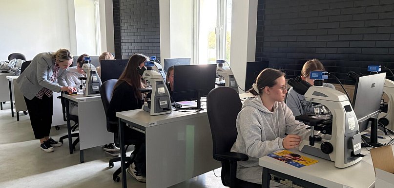 Medycyna w praktyce. Uczniowie z Wrześni odwiedzili Uniwersytet Kaliski