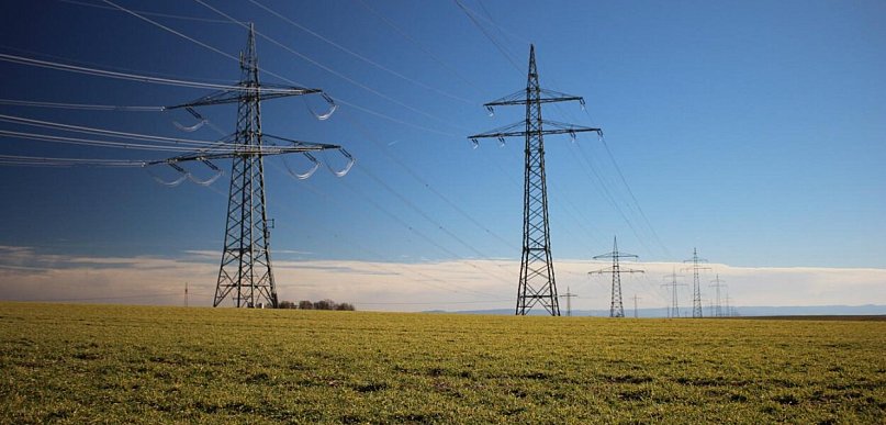 Linia energetyczna przez działkę — jak to wpływa na wartość nieruchomości?