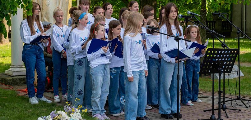 Młodzi mieszkańcy Kołaczkowa zaśpiewali „Dla Maryi” [FOTO]