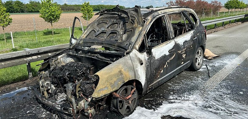 Samochód stanął w ogniu na autostradzie A2