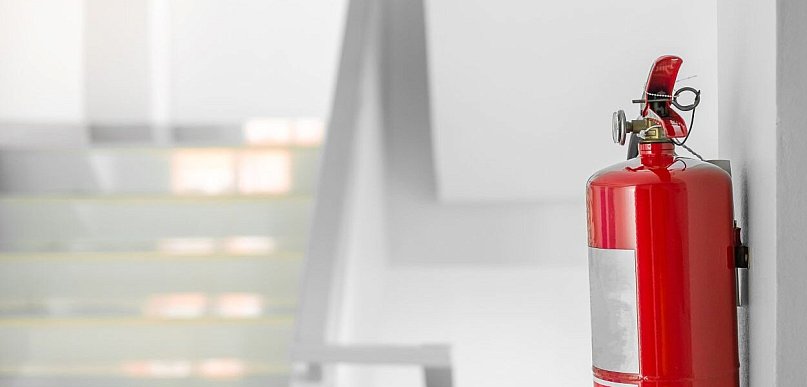 Bierna ochrona przeciwpożarowa w budownictwie halowym – strefy, ściany i przepusty