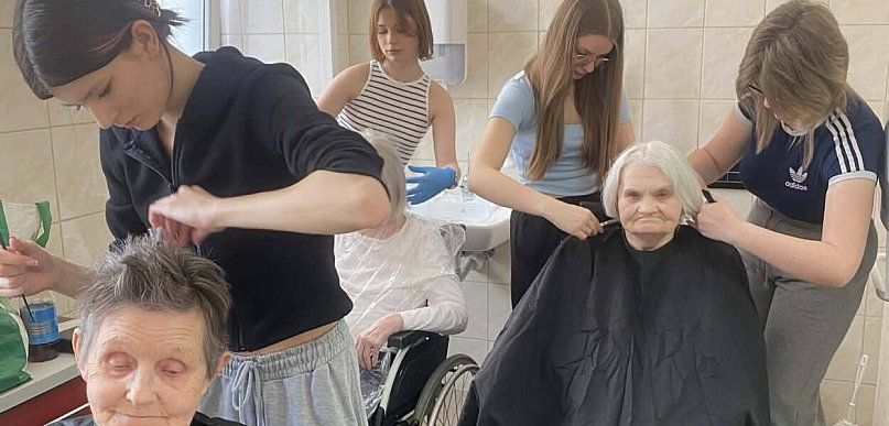 Młode fryzjerki sprawiły radość schorowanym pacjentom