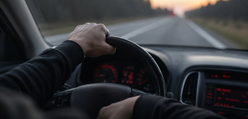 Zasnął za kierownicą i uderzył w ogrodzenie