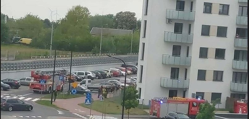 Nieprzytomny mężczyzna na balkonie. Wezwano pomoc