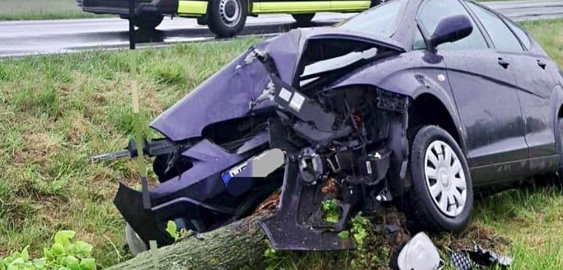 Samochód wypadł z DK 92 w Gonicach [FOTO]